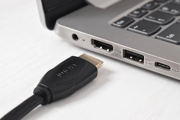 ТЕХНИКА ПРЕДСТАВЛЕН НОВЫЙ СТАНДАРТ HDMI Ассоциация HDMI Forum представила спецификации нового стандарта HDMI 2.2. Специалисты HDMI Forum, которые занимаются составлением спецификаций, раскрыли характеристики нового стандарта передачи мультимедиа данных по проводу. HDMI 2.2 имеет увеличенную пропускную способность — с 48 до 96 гигабит в секунду. Также они напомнили, что стандарт HDMI 2.1 поддерживает максимальное разрешение до 10К. HDMI 2.2, в свою очередь, может поддерживать рекордное разрешение 16К при частоте 60 герц. Также можно будет передавать картинку в разрешении 10К с частотой 120 герц, 8К — с частотой 240 герц, 4К — с частотой 480 герц. Поддерживающие спецификацию кабели получат торговое название Ultra96. По мнению специалистов, это будет прозрачно указывать на то, что провод имеет пропускную способность до 96 гигабит в секунду. Актуальные кабели HDMI имеют названия Standard, High Speed, Premium High Speed и Ultra High Speed, что может запутать потребителя. Фото: Mulad Images / Shutterstock / Fotodom #аврорамедиа_техника Telegram-экосистема АВРОРА МЕДИА МЕДИА НОВОСТИ РЕГИОН ЛАЙФ СПОРТ ГЕРЛЗ ХАЙТЕК ПЕРСОНЫ ИНСАЙД КРИМИНАЛ МОЛОДОСТЬ LIVE АВРОРА МЕДИА YOUTUBE RUTUBE