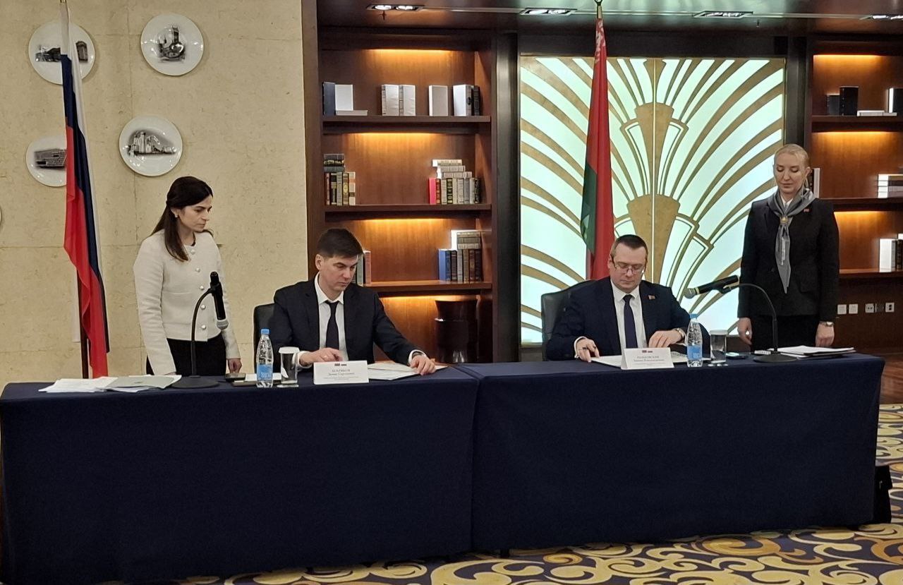 Делегация Ярославской области приняла участие в заседании рабочей группы и двустороннем бизнес форуме с белорусскими партнерами Наши ведущие предприятия Фритекс Кондор Эко КЦК Аронап и другие представили конкретные предложения по импортозамещению и технологическому партнерству В рамках форума подписали программу развития сотрудничества Ярославской области и Республики Беларусь на 2026 2027 годы В документе отражены ключевые направления промышленность АПК строительство ЖКХ здравоохранение образование культура спорт туризм Программа предусматривает взаимные поставки продукции проекты в сфере агропромышленного комплекса совместные мероприятия в культуре и спорте В частности речь идет о поставках техники оборудования промышленных материалов а также о сотрудничестве в льноводстве племенном животноводстве и переработке сельхозсырья Запланировано расширение образовательного обмена между вузами проведение Дней белорусского кино в Ярославской области и установление прямых связей между учреждениями культуры Договорились сформировать рабочую группу в расширенном формате В феврале ждем белорусских коллег в Ярославской области чтобы обсудить первые результаты и определить дальнейшие шаги Канал MAX