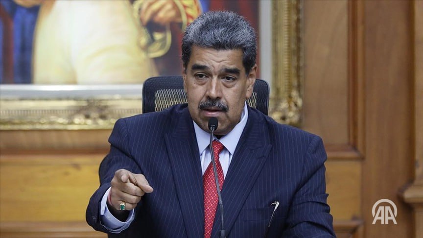 Мадуро Трампу следует заниматься проблемами собственной страны Президенту Трампу следует заниматься проблемами собственной страны заявил глава Венесуэлы Николас Мадуро комментируя угрозы со стороны президента США Дональд Трамп в адрес его страны Выступая на мероприятии в столице Каракасе Мадуро прокомментировал действия США по конфискации венесуэльских нефтяных танкеров Считаю что президенту Трампу следует сосредоточиться на проблемах своей страны Если бы он уделял внимание экономическим и социальным вопросам его отношения с миром были бы лучше Каждый президент должен заниматься своими делами отметил он Подробнее на нашем сайте v aa com tr 3778324 24 7 в сутки с Агентством Анадолу