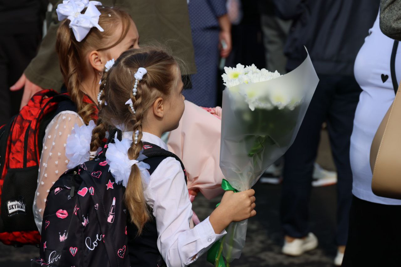 Жителям новых поселков Челябинска объяснили как устроить детей в школу В этом году поселки Западный и Пригородный вышли из состава Сосновского округа и были присоединены к Челябинску У жителей этих поселков возникло множество вопросов касательно процесса этого присоединения На пресс конференции организованной медиахолдингом Гранада Пресс представители администрации Центрального района а также городских комитетов по социальной политике и образованию Росреестра полиции и других ведомств ответили на наиболее волнующие вопросы жителей Западного и Пригородного Перед началом учебного года наибольшее количество вопросов поступило к сотрудникам комитета по образованию В Западном существуют две переполненные школы Строительство новой трехэтажной школы на 1 100 учеников уже начато планируется завершить его к концу 2026 года На данный момент родители могут перевести своих детей в любую школу Челябинска при наличии свободных мест Начальник отдела правового обеспечения комитета по делам образования Анастасия Шилко сообщила что в настоящее время школы в Западном числятся за Сосновским округом хотя уже расположены на территории Челябинска Их передача в ведение Челябинска запланирована на следующий год Согласно плану данные территории будут закреплены за муниципальными общеобразовательными организациями только в 2026 году что в свою очередь повлияет на прием в первые классы Что же касается перевода детей в данный момент родители могут обращаться в любую муниципальную общеобразовательную организацию При наличии свободных мест их дети будут зачислены пояснила она eugenejut