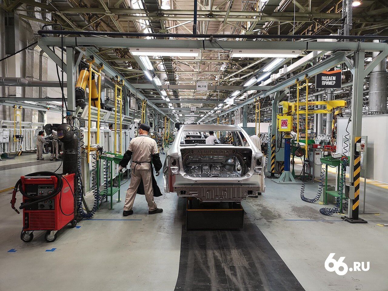Худшей промышленностью года в России стал автопром Росстат подсчитал что за первые 10 месяцев 2025 года производство автомобилей упало на 22 2 Только за октябрь выпуск транспорта сократился на 38 4 среди всех производств Продажи отечественной Lada четверть всего объема рынка снизились на 25 В числе причин эксперты называют высокие ставки кредитов и давление со стороны иностранных конкурентов Последние виноваты в том что на их фоне российские автомобили выглядят менее привлекательно