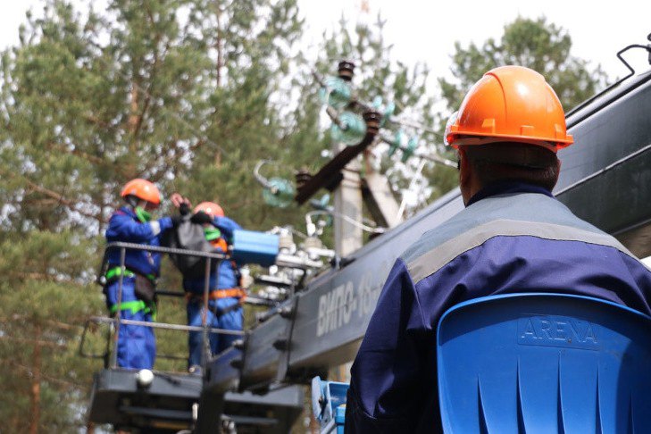 Председатель Миноблисполкома Алексей Кушнаренко поздравил работников и ветеранов энергетической отрасли с профессиональным праздником Энергетический комплекс Республики Беларусь это многогранная и самодостаточная система которая является основой успешного развития всех отраслей национальной экономики стабильной работы промышленного сектора социальных объектов повышения комфортности проживания наших граждан отметил губернатор Минщины По словам Алексея Кушнаренко достижения в отрасли реализуются благодаря главной ценности энергосистемы крепкому сплоченному коллективу настоящих профессионалов которые ежедневно порой отдавая последние силы в самых сложных погодных условиях трудятся на благо всей страны Председатель Миноблисполкома пожелал работникам энергетической отрасли не останавливаться на достигнутом Пусть ваши достойные результаты труда вдохновляют на самые высокие достижения и позволяют смело идти в ногу со временем Крепкого здоровья добра и благополучия с праздником Кушнаренко Подпишись Минская правда MLYN by