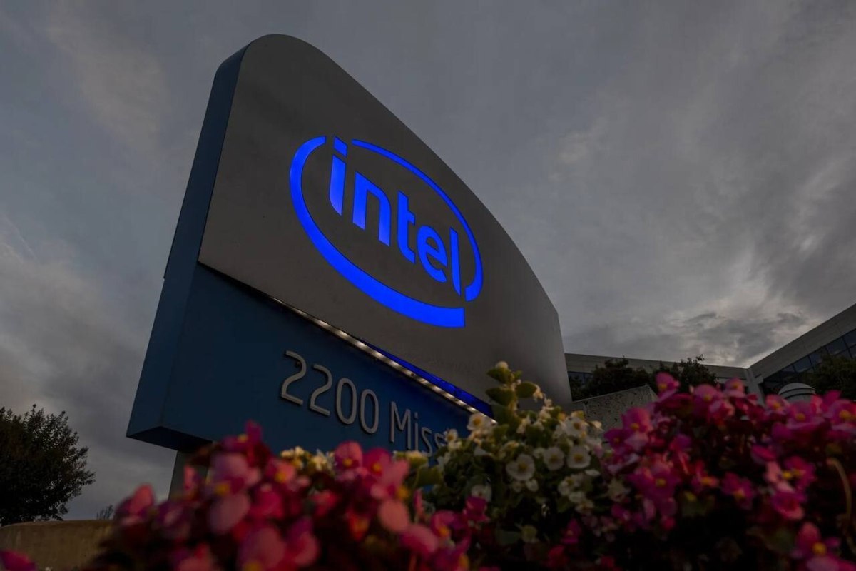 До конца 2025 года Intel собирается оставить в штате 75 тысяч «основных» сотрудников — на конец 2024-го у компании было 99,5 тысячи таких работников. Таким образом, она уволит примерно 24 тысячи человек vc.ru/hr/2120232