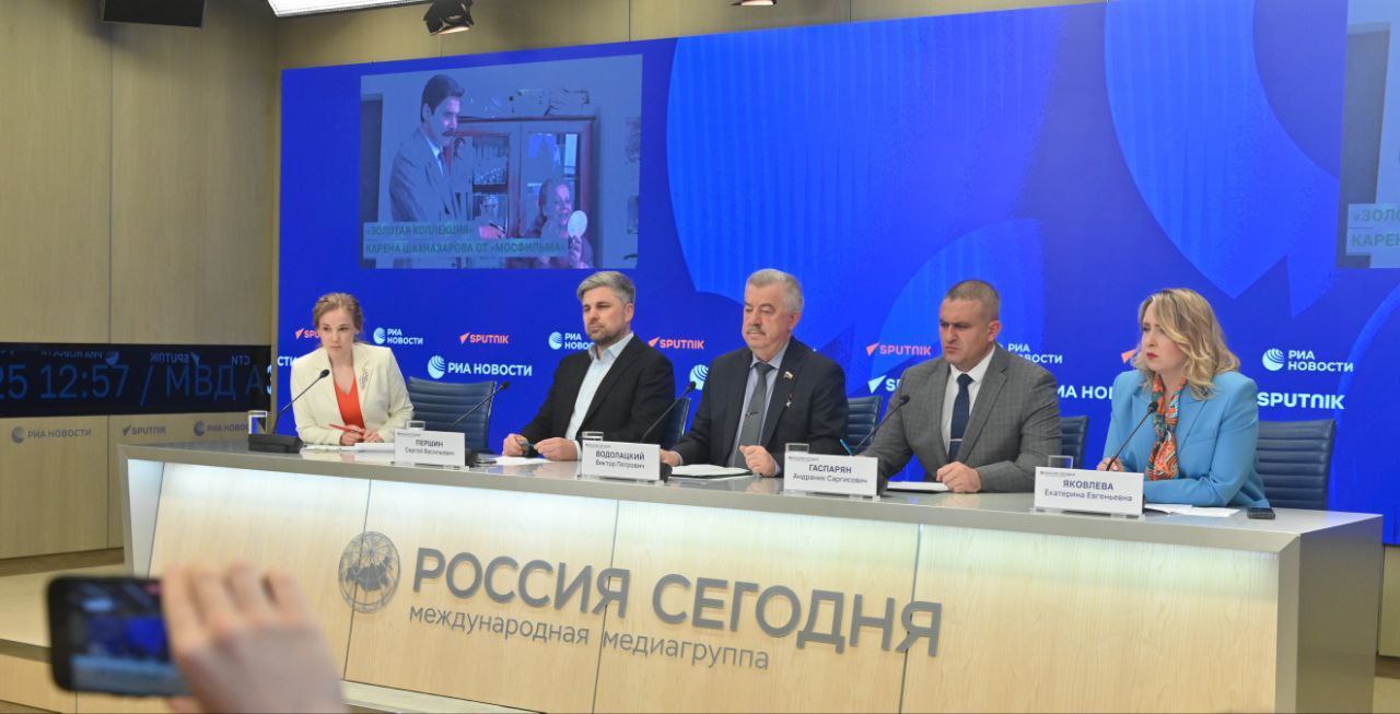 Центр «ВОИН» совместно с Минкультуры России и телеканалом RT запустил просветительский проект «ВОИН.КИНО», цель которого — через кино знакомить молодёжь с примерами героизма, служения и преданности Родине во время Великой Отечественной войны и специальной военной операции. На сайте проекта уже представлены 33 патриотических фильма. С мая 2025 года их просмотрели более 5,7 тысячи курсантов Центра «ВОИН», включая около 100 спецпоказов летом на сменах «Время юных героев». «Патриотизм — не простые слова для наших курсантов. Вы видите здесь представителей, и таких людей десятки тысяч по всей России, которые прошли через наши филиалы, летние патриотические смены. Формируя такие программы, мы берем все самое лучшее, что есть в нашей стране. Это — уважение и любовь к России, к нашей культуре, истории», — отметил Председатель Правления Центра «ВОИН», депутат Госдумы России, Герой ЛНР Виктор Водолацкий. «Мы запустили такой проект, который интересен нашим курсантам, где через творчество, язык кино, раскрываются наши духовно-нравственные ценности», — сказал Командир Центра «ВОИН», Герой России и участник президентской программы «Время героев» Андраник Гаспарян.