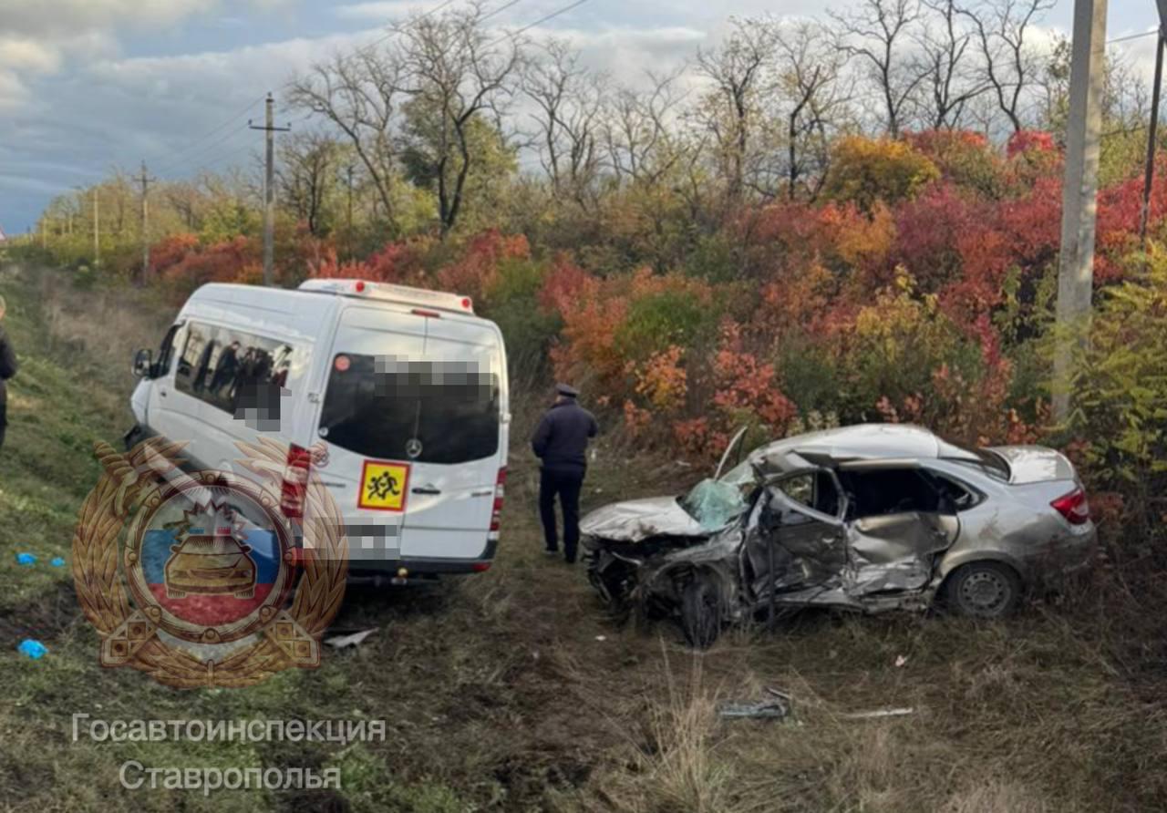 Микроавтобус с 18 детьми столкнулся с автомобилем в Ставропольском крае Погиб водитель легковушки четверо детей направлены в медучреждение Об этом сообщили в Госавтоинспекции Ставрополья Югополис Прислать фото или видео