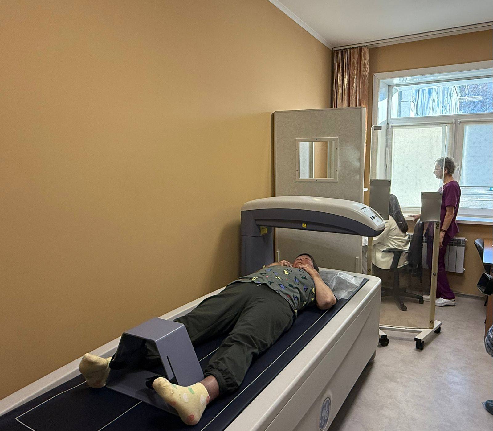 Первые пациенты прошли процедуру денситометрии на новом аппарате в сахалинской областной больнице Новый денситометр с большей точностью строит график анатомической точки Это позволяет врачу быстрее и точнее определить плотность кости Это необходимо для выявления остеопороза на ранних стадиях и оценки риска переломов костей Более того денситометр выдерживает пациента весом до 150 килограммов Предел прежнего аппарата был ниже Денситометр не единственное новое оборудование за этот год В сахалинской областной больнице также обновили ангиограф А в региональном сосудистом центре установили новый аппарат МРТ