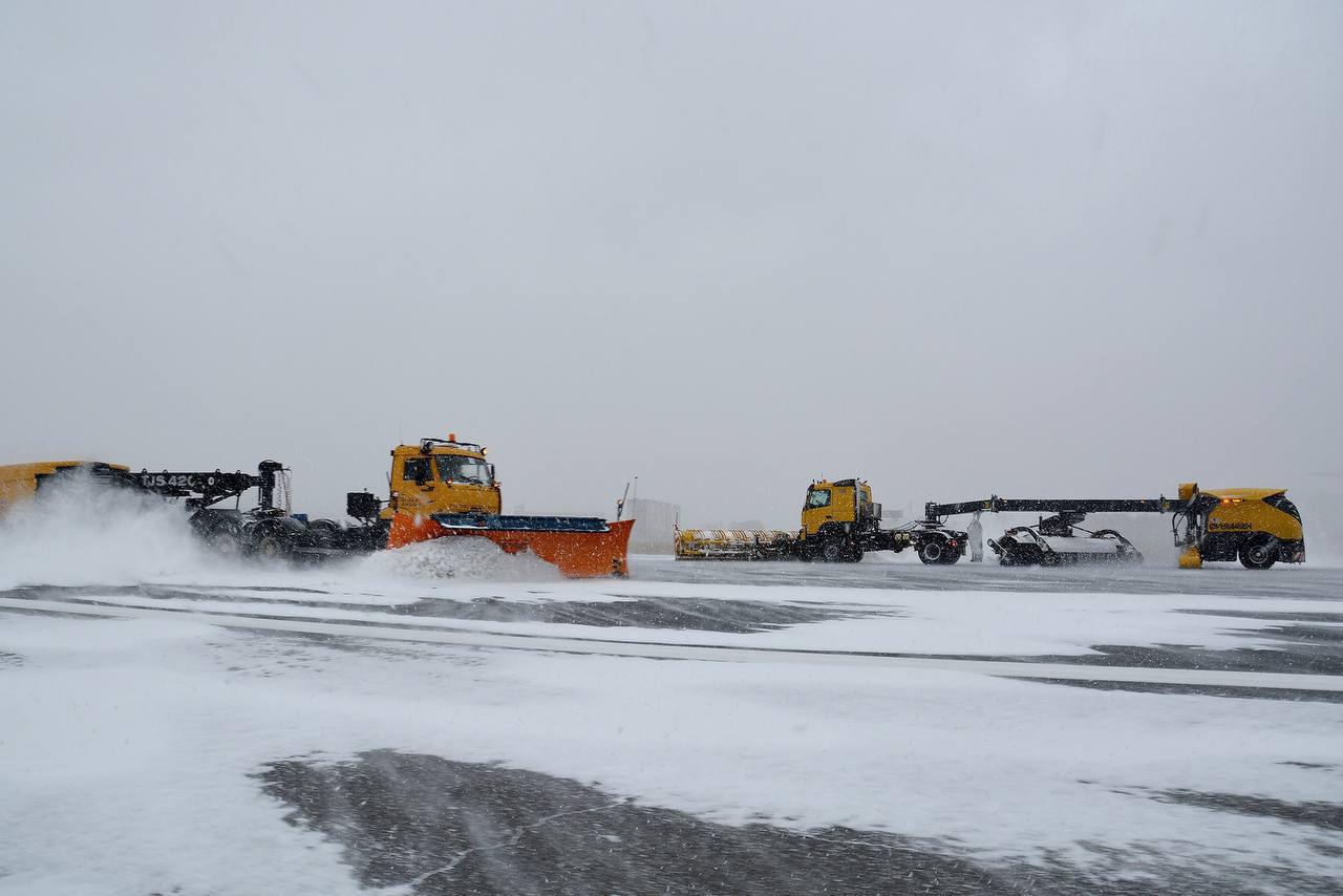 В Омске уже выпал снег     Из-за сильной метели рейс из Сочи - Омск перенаправили в Новосибирск  Самолёт не смог совершить посадку. Омский аэропорт перевёл свои службы на режим повышенной готовности. Специальные машины активно работают на прилегающей территории, очищая её от снега.    Как считаете до Барнаула, когда циклон дойдет? Как обстановка на трассах?