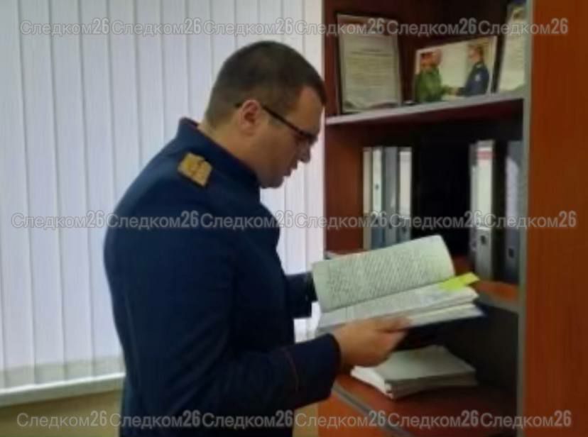 Сотрудников многопрофильного колледжа Михайловска осудили за подкуп.  В 2024 году заместитель директора, преподаватель и методист образовательного учреждения получили от 17 студентов от 15 до 38 тысяч рублей, всего более 400 тысяч рублей. Деньги брали за положительную сдачу сессий, практик, курсовых и дипломов без фактической оценки знаний обучающихся.  Осуждённых признали виновными в 18 преступлениях. Бывшему заместителю директора назначено 5 лет, бывшим преподавателю и методисту - 4,3 года и 3,3 года в исправительной колонии общего режима.  Лицам, передававшим взятки, назначили штрафы, сообщили в краевом управлении СКР.