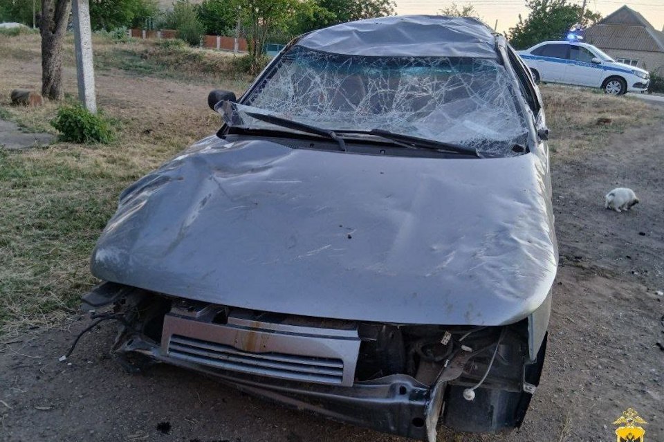 В Новотроицком округе в аварии пострадали два человека В Херсонской области автоинспекторы разбираются в обстоятельствах дорожно-транспортного происшествия, которое случилось 21 мая около 18:45 в поселке Новотроицкое. Как сообщило региональное ГУ МВД России, 24-летняя водитель «ВАЗ 21101», по предварительным данным, не выбрала безопасную скорость движения и не справилась с управлением. Машина вылетела с дороги на обочину и опрокинулась «В результате ДТП водитель и 26-летний пассажир с травмами доставлены больницу», - отметили в ГУ МВД России по Херсонской области.