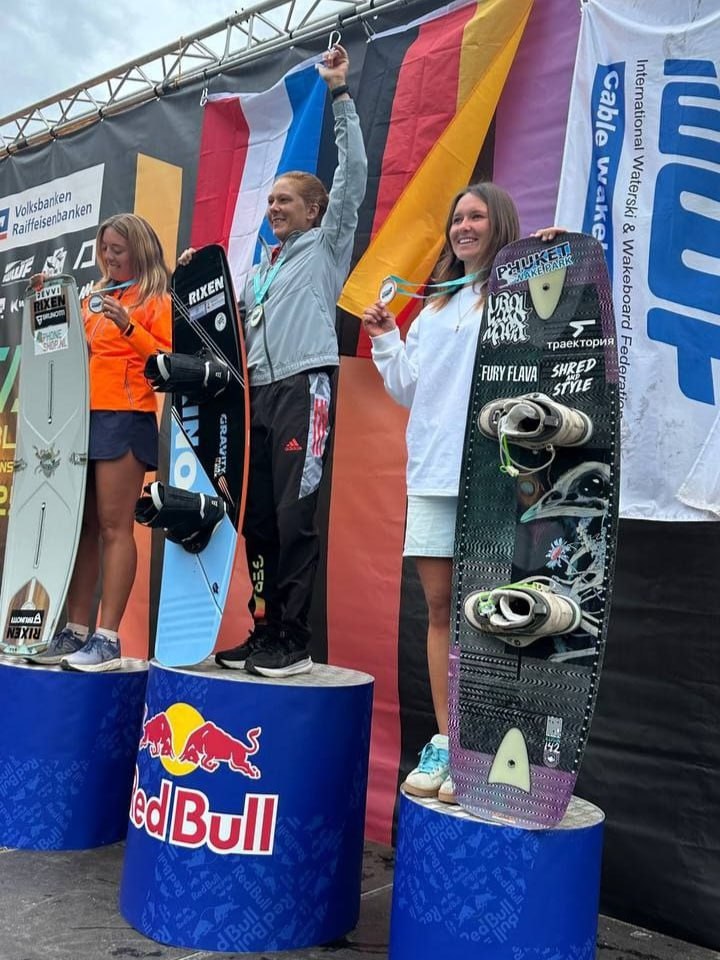 Спортсменка из Челябинской области стала призером чемпионата Европы по вейкбордингу   gubernia74 ru articles news 1135713 Мария Горяева из Миасса завоевала бронзовую медаль European African Cable Open Championships 2025 Наша спортсменка известна тем что в этом году в десятый раз стала и чемпионкой России в вейкбординге Рассказываем что это за вид спорта   t me chgub