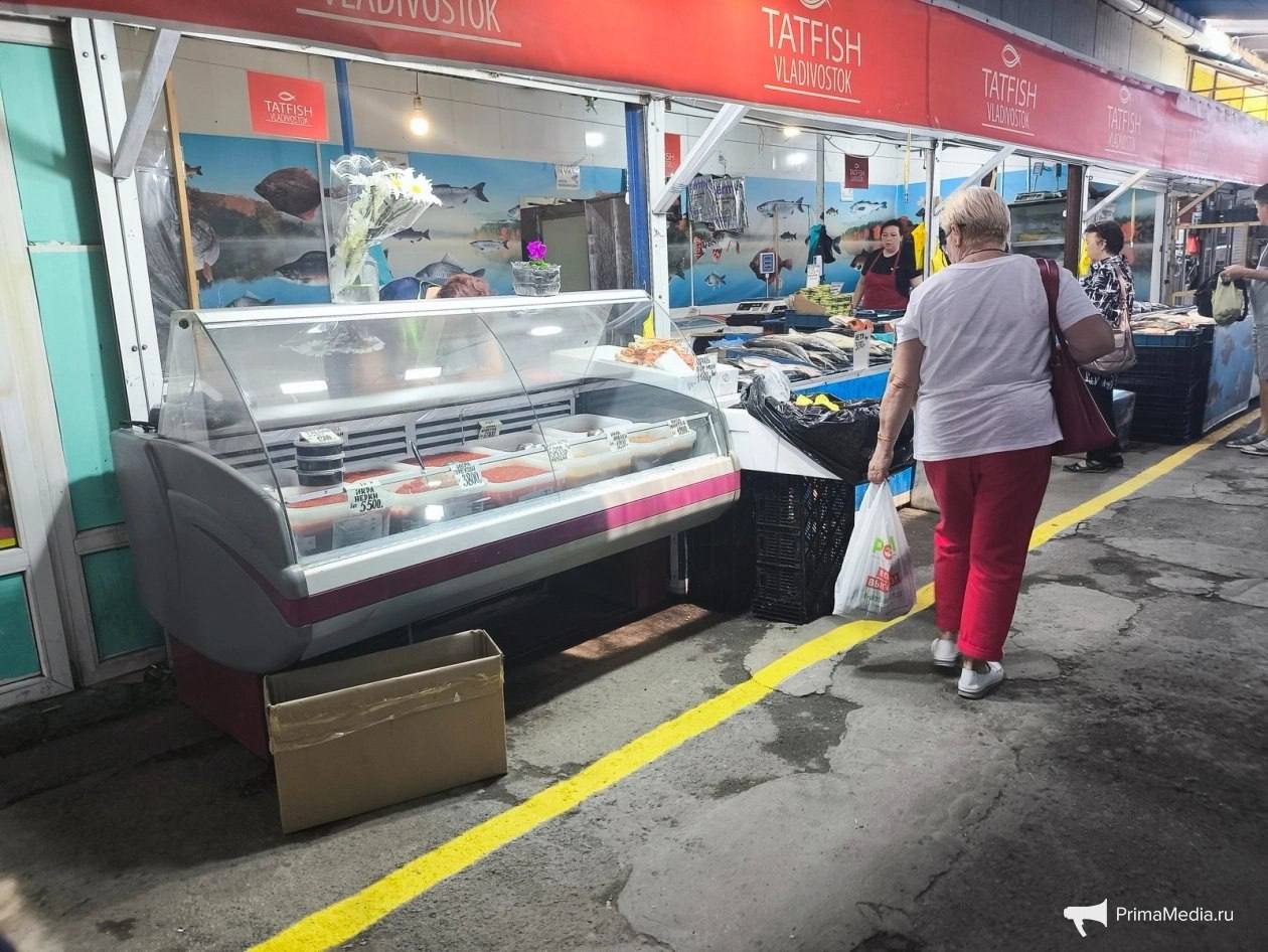 Икра подешевела: во Владивостоке начали продавать икру лососевых свежего улова Во Владивостоке и других городах Дальнего Востока на прилавках появилась красная икра нового улова — это связано с началом нереста лососевых. В самом Магадане утверждают, что свежей икры всё ещё нет, и на прилавках до сих пор продают прошлогоднюю икру. Рынок на Спортивной является одним из самых рыбных мест во Владивостоке. Цены здесь демократичные, а так как проходимость хорошая, то и продукция зачастую не залежалая. Здесь уже есть красная икра вылова 2025 года. Притом добыта она как в Приморье, так и других регионах Дальнего Востока: Сахалине, Камчатке и даже Магадане. Продают икру, как и прежде в уличных павильонах. Здесь установлены большие баки с "красным золотом" и приобрести можно хоть 100 грамм, хоть несколько килограмм. Самая дешевая икра — горбуши. Стоит она всего 3800 за килограмм. Нерка обойдется — 5500 руб/кг. Самая дорогая — форель и кижуч. Ее стоимость 6900 за килограмм. Более подробную информацию о стоимости икры в остальных городах Дальнего Востока можно найти в материале ИА PrimaMedia. PrimaMedia Прислать новость