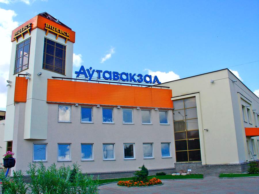 Заместитель генерального директора по перевозкам и идеологической работе Витебскоблавтотранса Виктор Кожух в интервью ВВ рассказал об открытии новых междугородних автобусных маршрутов из Витебска в ближайшее время В ближайшее время новых междугородних рейсов открывать не планируем сообщил собеседник Но с возникновением потребности и запроса со стороны пассажиров будем проводить дальнейшую работу по развитию сети междугородних перевозок Также Виктор Кожух прокомментировал открытие в начале сентября нового автобусного рейса между Витебском и Минском с отправлением от автовокзала северной столицы в 5 30 На данном маршруте используется комфортный автобус особо большой вместимости 51 место с мягким салоном который обеспечен багажными отделениями Он отправляется от автовокзала и подбирает людей на трех остановках в Витебске Все это сделано для максимального удобства пассажиров Сайт TikTok VK Instagram YouTube ОК Стикерпак ВВ Чат бот