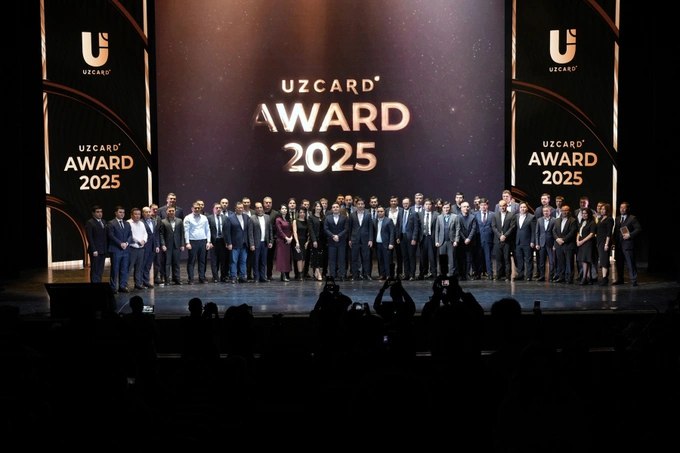 19 декабря в Ташкенте в Государственном академическом Большом театре имени Алишера Навои состоялась церемония UZCARD AWARD 2025 профессиональная премия отмечающая достижения участников платёжного рынка Узбекистана Мероприятие объединило представителей банковского сектора и финтех компаний внесших значимый вклад в развитие безналичных расчетов и цифровой финансовой инфраструктуры страны реклама   www gazeta uz ru 2025 12 22 uzcard
