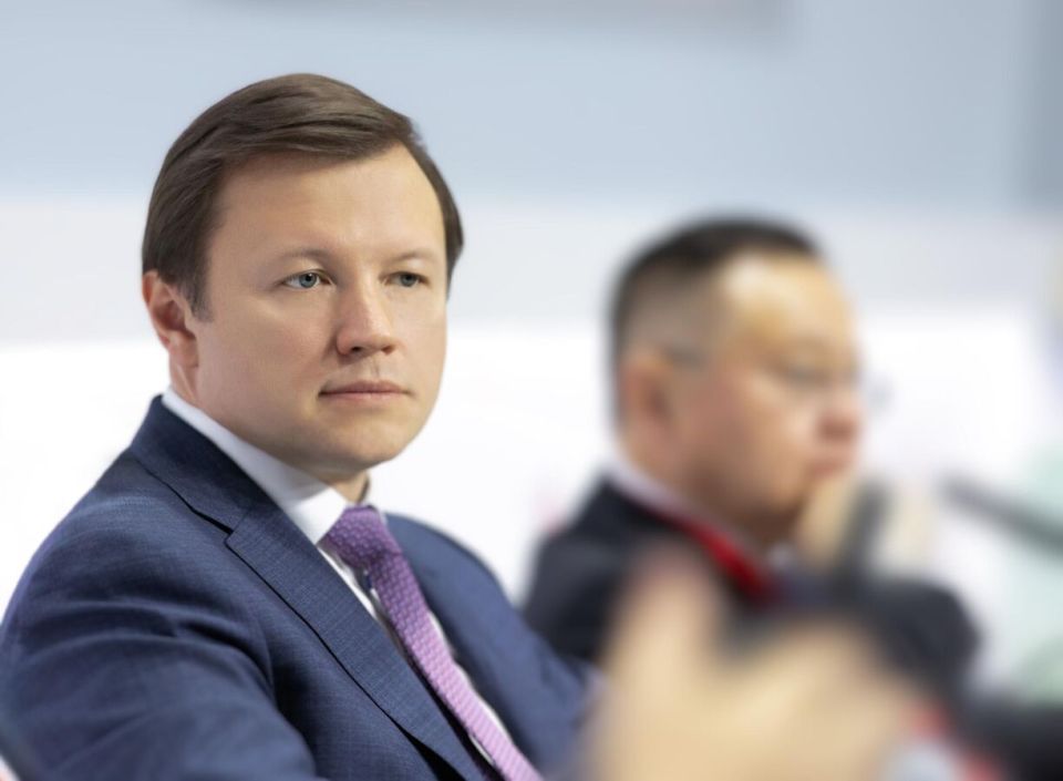Ефимов: жители четырех домов в Южном Бутове осматривают жилье по реновации МОСКВА, 27 июл – РИА Новости. Жители четырех домов в Южном Бутове начали осматривать квартиры в новостройках, возведенных по программе реновации, сообщил заммэра столицы по градостроительной политике Владимир Ефимов. По его словам, под заселение передали новостройку по адресу: Чечерский проезд, 28, корпуса 1 и 2. "Туда переедут 630 жителей четырех старых домов на 1-й Мелитопольской улице и в Джанкойском проезде. На первом этаже новостройки открыт центр информирования по переселению. Туда участники программы реновации могут обратиться по всем интересующим вопросам, касающимся переезда", – приводит слова Ефимова пресс-служба столичного градкомплекса. В том числе можно будет воспользоваться сервисом "Переезд по программ... Подробнее>>>