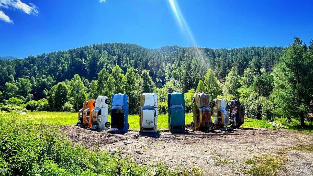 В Элекмонаре скоро появится свой Стоунхендж, только из ретроавтомобилей. Выглядит это как круг из старых советских автомобилей, вертикально вкопанных в землю. Идея принадлежит директору новосибирского музея «Галерея времени» Владимиру Курдюмову. Он рассказал, что машины, которые используются для строительства, должны были отправиться на металлобазу, но им решили дать вторую жизнь. Пока машин 23, но в планах – собрать 55 авто. Источник: