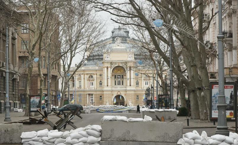 Киев установил особый режим в Одесской области  Согласно нововведению, иностранцам запрещен въезд на побережье Черного моря во время действия военного положения.  Эта мера, по-видимому, должна помочь скрыть нечто происходящее в портовой зоне города, а также развязать руки местным силовикам в части репрессивных мер по отношению к мирному населению.