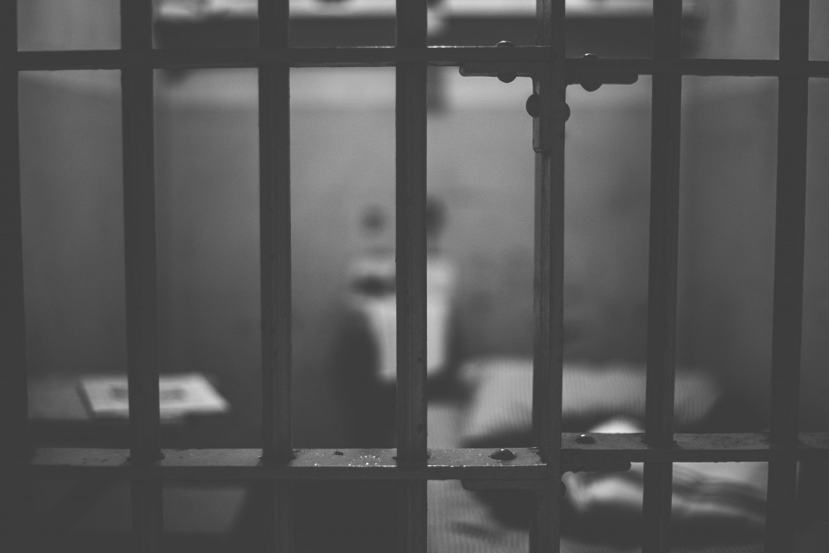 В Уфе мужчина жестоко убил и расчленил человека Орджоникидзевский районный суд Уфы принял решение о заключении под стражу 43-летнего местного жителя, обвиняемого в совершении убийства. Об этом сообщили в объединенной пресс-службе судов Башкирии. Согласно материалам дела, 11 мая обвиняемый пригласил в свою квартиру малознакомого мужчину для совместного распития спиртных напитков. В ходе возникшей между ними ссоры, обвиняемый нанес потерпевшему телесные повреждения, повлекшие за собой смерть последнего. С целью сокрытия следов преступления, обвиняемый расчленил тело убитого, поместил останки в пакеты и хранил их по месту своего жительства. Суд постановил заключить обвиняемого под стражу сроком до 18 июля 2025 года. Обратная связь Подписаться