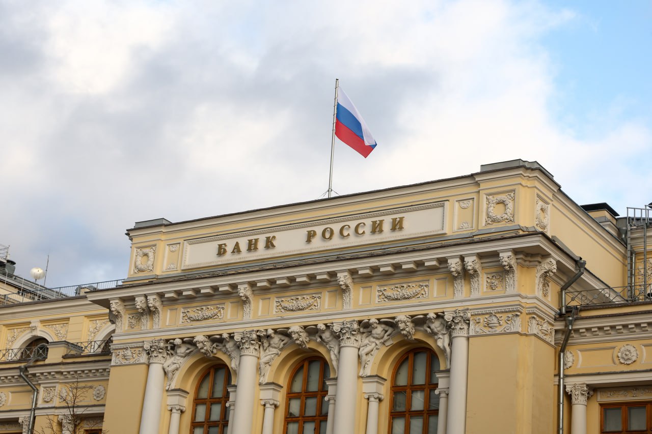 Вероятность повышения ключевой ставки сохраняется, но она снизилась по сравнению с мартом, заявили в ЦБ РФ Подписаться Буст