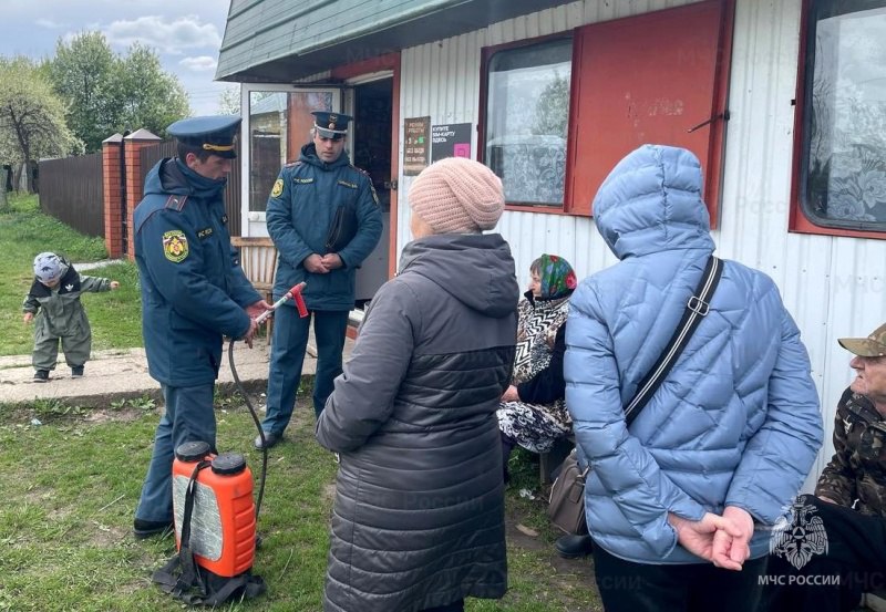 В Арсеньево спасатели рассказали жителям о пользе ранцевого огнетушителя С наступлением майских праздников большинство граждан проводят свое время на приусадебных участках. Именно поэтому в данный период времени увеличивается риск возникновения пожаров на придомовых территориях. Для того чтобы напомнить жителям о требованиях пожарной безопасности сотрудники МЧС России проводят профилактическую работу. Так, инспекторы государственного пожарного надзора совместно с сотрудниками 44 пожарно-спасательной части провели сход с гражданами в Арсеньевском районе. В ходе встречи с жителями особое внимание спасатели уделили требованиям пожарной безопасности в весенне-летний пожароопасный период. Также во время беседы речь шла о запрете сжигания мусора на приусадебных участках и поджога сухой травы. Вместе с этим сотрудники МЧС России наглядно продемонстрировали гражданам, как правильно пользоваться первичными средствами пожаротушения, а именно, ранцевым огнетушителем. МЧС Тульской области подписаться