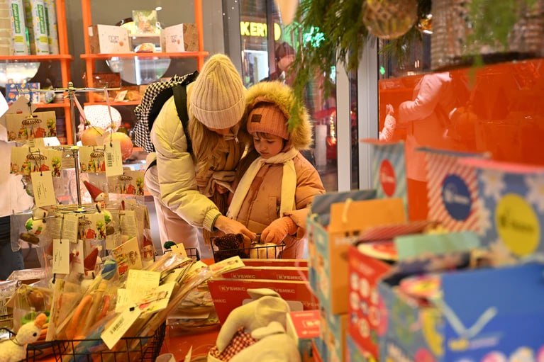 Роспотребнадзор запустил горячую линию по выбору новогодних подарков Для того чтобы помочь россиянам выбрать безопасные детские товары а также определиться с новогодними подарками Роспотребнадзор откроет специальную горячую линию Она будет работать с 8 по 19 декабря сообщили в пресс службе ведомства Там уточнили что специалисты ответят на вопросы касающиеся качества и безопасности детской одежды обуви игрушек новогодних товаров детского питания а также действующих нормативных гигиенических требований к этим категориям товаров Подписаться на truekpru Читать нас в MAX