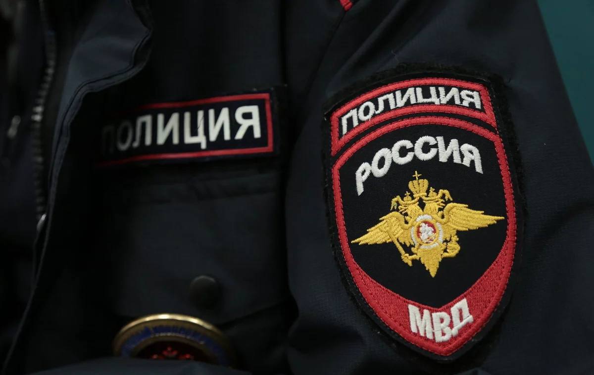 В Якутске студент первого курса скончался после избиения в общежитии подозреваемый задержан В Якутске в больнице умер молодой человек 2007 года рождения студент первого курса СВФУ По предварительным данным 1 ноября в одном из общежитий произошла драка где погибшего жестоко избили В избиении подозревается 18 летний студент Подробнее читайте по ссылке Фото пресс служба МУ МВД России Якутское yk24 ru в MAX Telegram ВК VK Видео