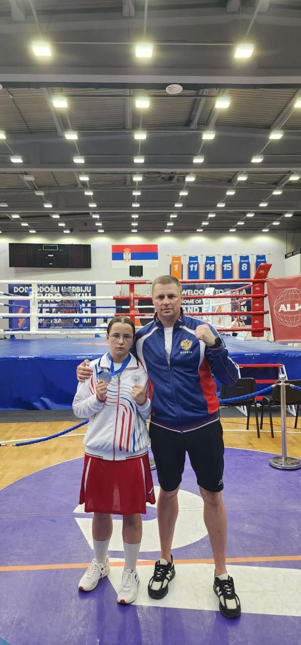 Александра Потапова из Ленобласти взяла серебро на первенстве Европы по боксу Исторический успех. Спортсменка из Ленинградской области Александра Потапова стала призером первенства Европы по боксу среди девушек 13-14 лет. Соревнования проходили в Сербии с 23 по 27 июля. В полуфинале Александра Потапова уверенно победила соперницу из Молдовы. В финале ленинградская спортсменка нокдаун боксершу из Боснии и Герцеговины. Однако по решению судей Александра уступила своей сопернице. В итоге, боксерша из Кингисеппа стала серебряным призером первенства Европы. «Это первый такой высокий результат для федерации бокса нашего региона - настоящая гордость», - прокомментировали в Центре спортивной подготовки Ленобласти. 47channel.ru - о жизни Ленинградской области и не только