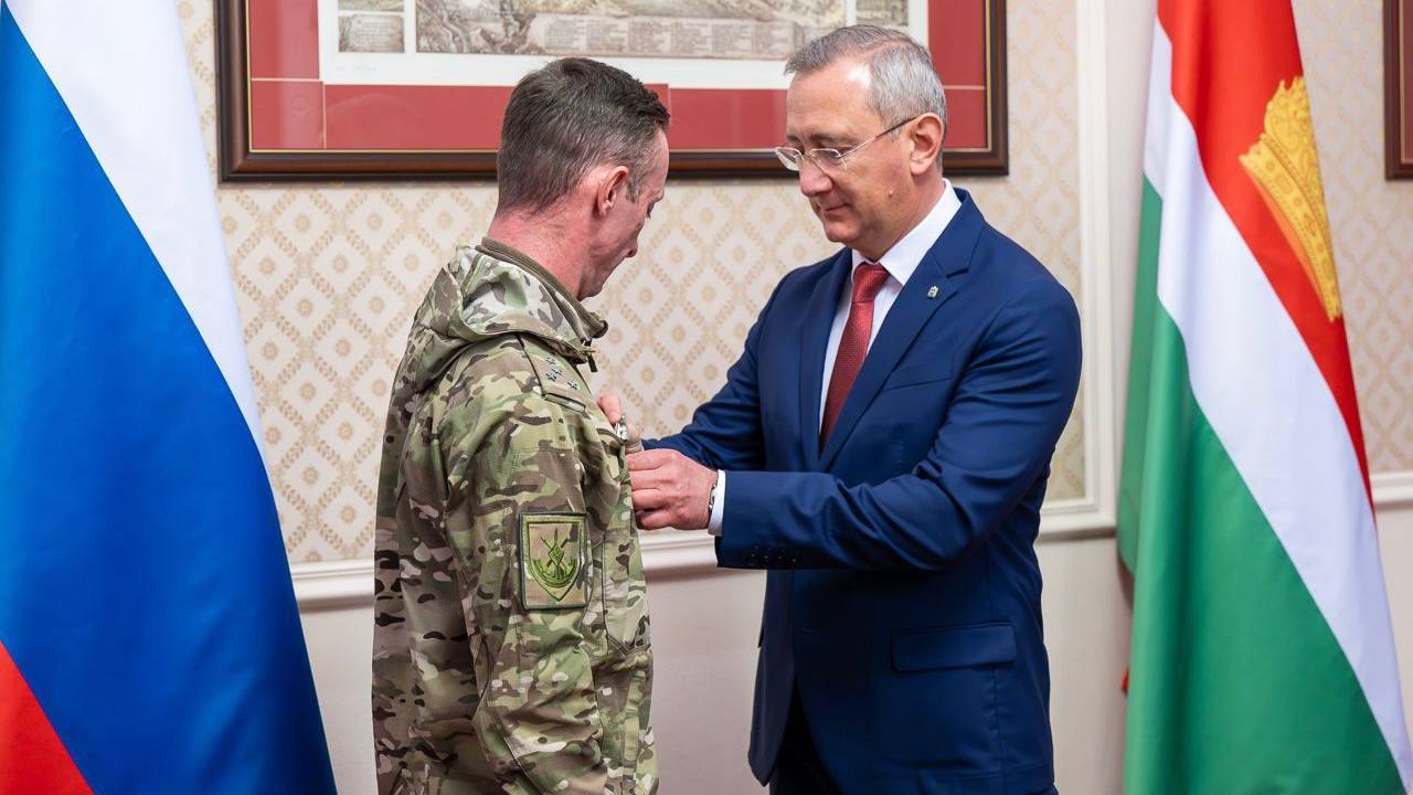 В Калужской области наградили медалями За мужество и самоотверженность бойцов СВО и волонтеров Этой региональной наградой отмечают жителей области за отвагу и храбрость проявленные при исполнении воинского служебного гражданского долга Среди них Игорь Мушкарин и Дмитрий Терентьев После возвращения с фронта хотят и дальше приносить пользу стране и малой родине участвуют в программе Герои земли Калужской Низкий поклон всем нашим землякам которые защищают Родину и помогают в тылу приближать победу отметил губернатор Калужской области Владислав Шапша Присоединяйтесь к Народу Обнинска