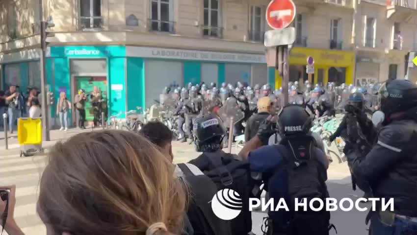 Протесты во Франции: полиция задержала более 30 человек в столкновениях с демонстрантами