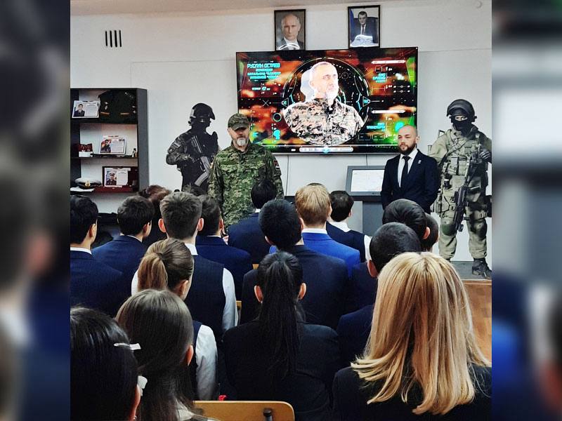 ИЗ СВЕЖЕГО НОМЕРА Любовь к Родине долг и мужество Единая Россия организовала Урок мужества для школьников Депутат Собрания представителей Владикавказа участник СВО Станислав ДЗГОЕВ и командир батальона Алания Руслан ОСТАЕВ Скиф встретились с учащимися СОШ 46 Участники специальной военной операции рассказали ребятам о сложных временах которые переживает наша страна о понятиях патриотизма и долга о мужестве и героизме бойцов с честью отстаивающих интересы России С малых лет надо воспитывать в детях чувство любви к своей Родине От этого зависит очень многое и это обязанность старшего поколения Я сегодня увидел искру в глазах школьников почувствовал их интерес к истории своей страны И это не может меня не радовать отметил Руслан Остаев Подробнее Подписаться на Северная Осетия
