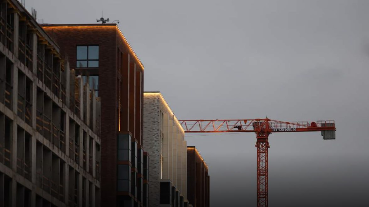 В России хотят дать бизнесу больше шансов исправляться без разорительных штрафов Вместо того чтобы платить сборы компаниям могут разрешить направлять эти деньги на устранение нарушений например на модернизацию безопасность и обновление оборудования Торгово промышленная палата предложила Минэку расширить такую практику на стройку транспорт сферу услуг а также пожарную и санитарную безопасность Пока этот инструмент работает только в восьми отраслях в том числе в промышленности и фармацевтике Новая мера снизит риски банкротств и одновременно поддержит рост экономики jkinvest news jkinvest