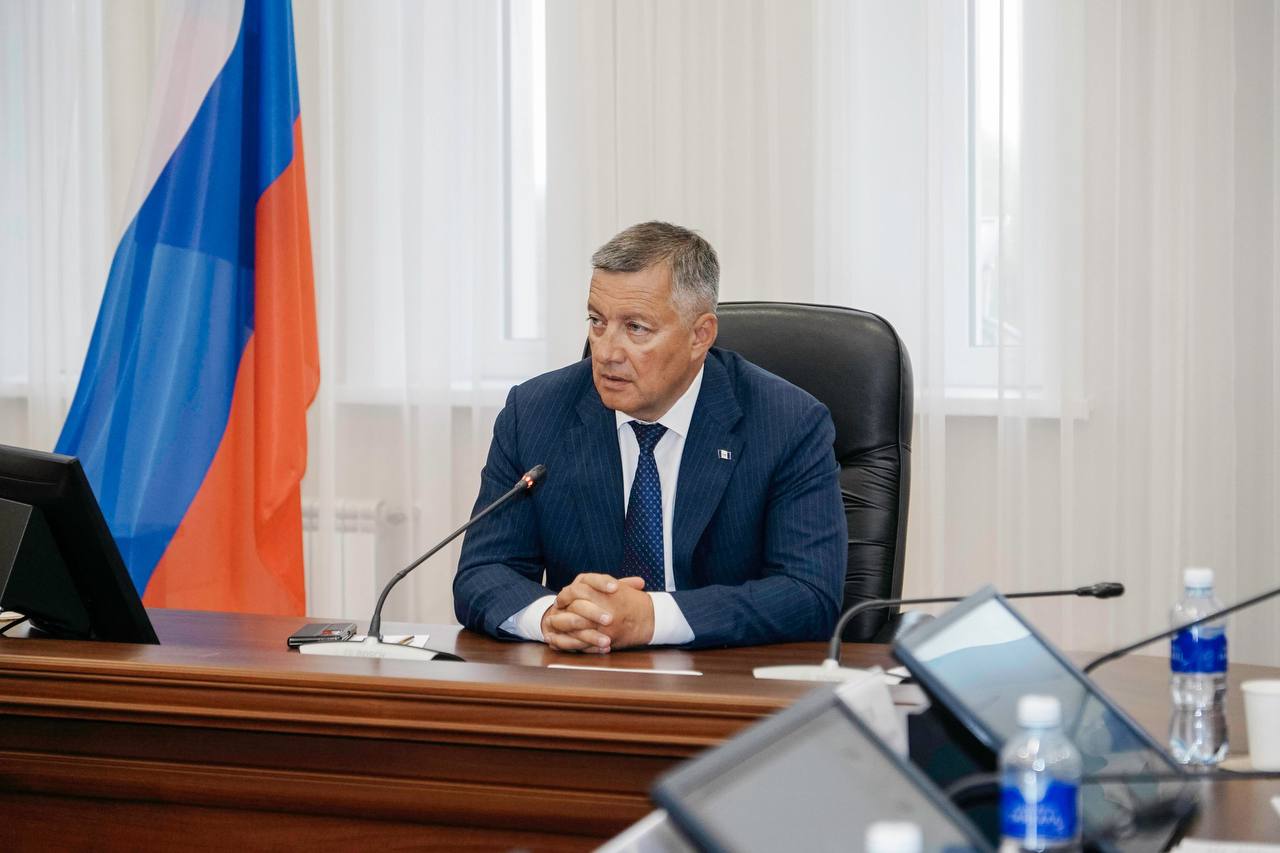 Губернатор Приангарья Игорь Кобзев провел оргкомитет по подготовке к празднованию Дня молодежи Напомним, основные мероприятия праздника пройдут в рамках единой концепции Росмолодёжи «Знай. Люби. Гордись. Приумножай». В Иркутске центральными площадками станут Дом молодежи и площадь Конституции. «Главам муниципальных образований региона необходимо активно включиться в подготовку к празднику и поддержать тематические направления Росмолодёжи. Особенно важно организовать на площадках мероприятия, посвященные 80-летию Великой Победы и Году защитника Отечества. Также прошу усилить меры безопасности на всех площадках в Иркутске и в других муниципалитетах», – отметил Игорь Кобзев. Губернатор пригласил молодежь Приангарья присоединиться к празднованию и заявил о своем личном участии в мероприятиях. 28 июня запланирована встреча главы региона с молодыми жителями в формате открытого диалога, а также церемония вручения премий в сфере молодежной политики. Министр по молодежной политике Иркутской области Маргарита Цыганова напомнила, что для участия в мероприятиях необходима предварительная регистрация.