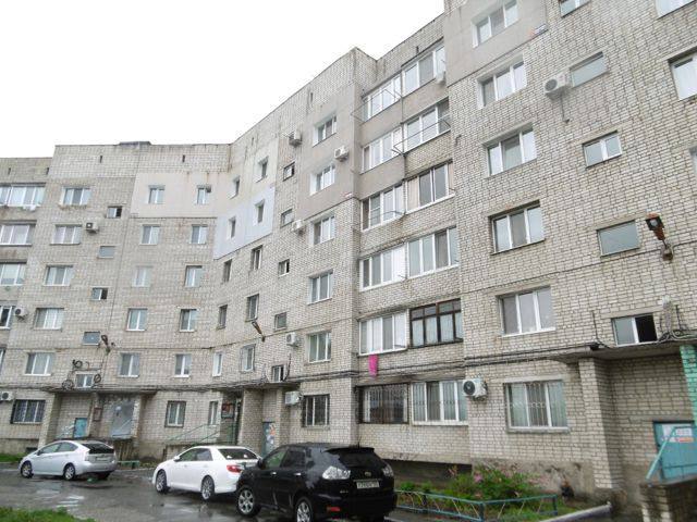 Двое жителей Находки решили развлечься, устроив стрельбу с балкона из охотничьего ружья Прибывшие на Мичурина, 10 сотрудники полиции установили личность 53-летного гражданина, причастного к инциденту. Мужчина рассказал, что он со своими знакомыми решил пострелять в воздух с балкона его квартиры из охотничьего ружья, которое у него хранилось дома. Все участники инцидента доставлены в отдел полиции. Оружие изъято и направлено на экспертизу. Установлено, что охотничье ружье у мужчины хранится законно, зарегистрировано в установленном порядке. Полиция проводит проверку. По результатам проверки будет принято решение в соответствии с законодательством. Полиция Приморья
