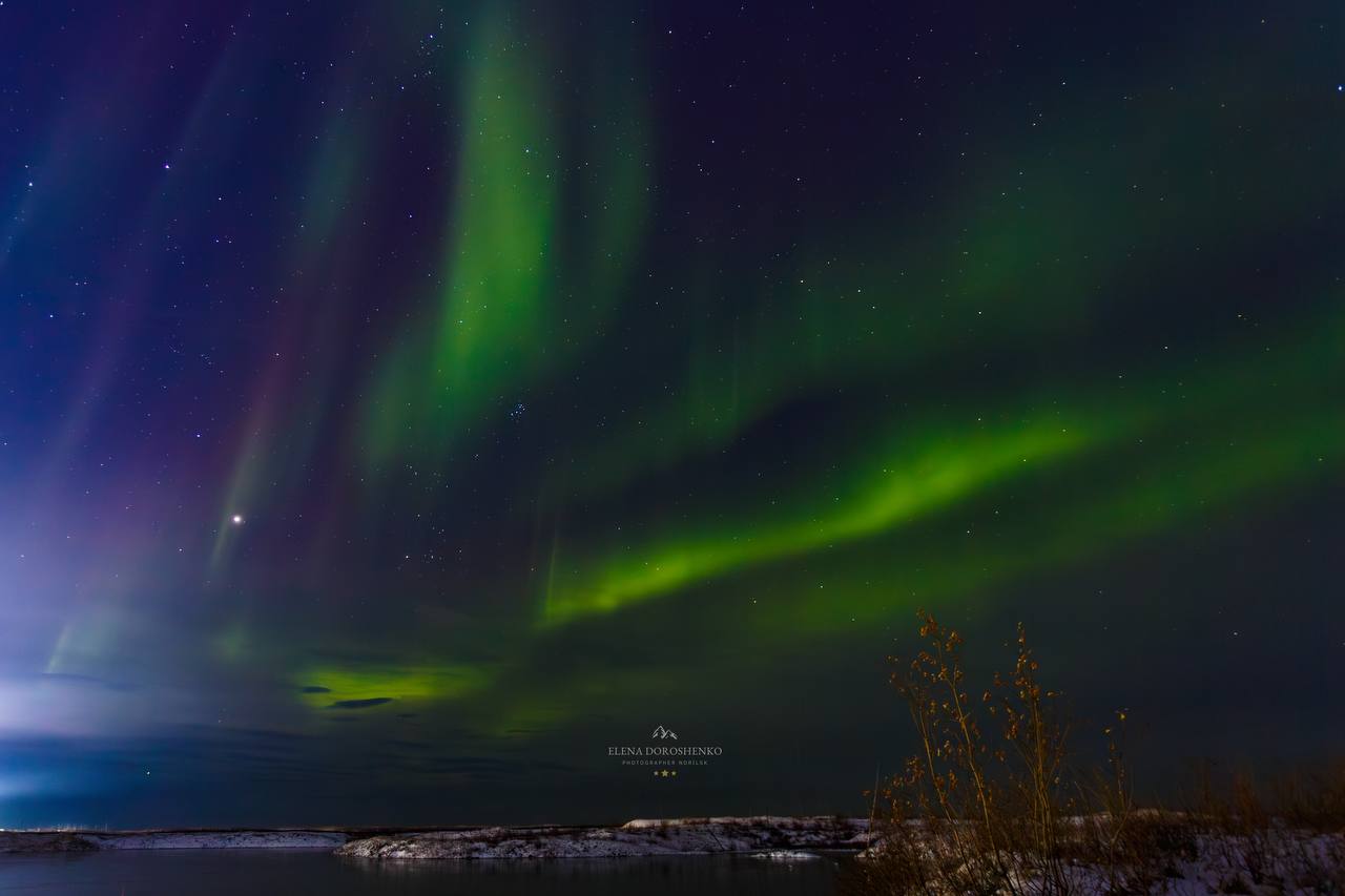 Уникальное астрономическое явление норильчане увидят Вифлеемскую звезду в Рождество В ночь с 6 на 7 января жители России смогут наблюдать уникальное небесное явление которое учёные называют Вифлеемской звездой В это время Солнце Венера и Марс выстроятся практически в одну линию Учёные лаборатории солнечной астрономии ИКИ РАН подсчитали вероятность совпадения именно этой комбинации небесных тел с конкретным календарным днём ничтожно мала такое случается раз в 20 тысяч лет Для земного наблюдателя три небесных тела сойдутся на участке неба диаметром чуть более 1 градуса Максимальное сближение то есть менее 1 градуса произойдёт уже 8 января Позднее к этому небесному трио присоединится Меркурий Фото Елена Дорошенко Если у вас есть интересные новости пишите нам сюда severokraibot