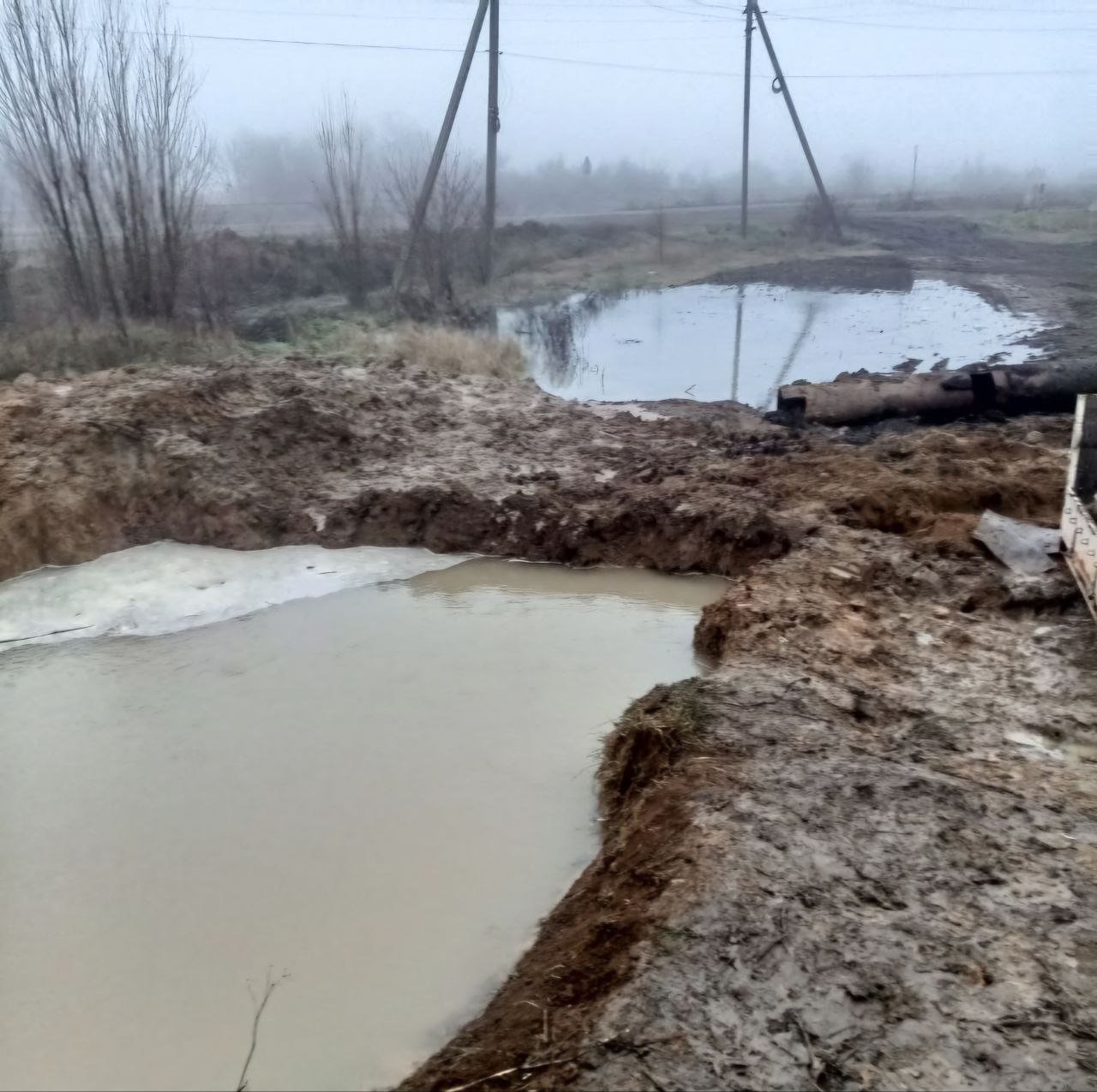 В районе села Ульяновка произошёл порыв магистрального водопровода диаметром 500 мм, в связи с чем будет отключено водоснабжение в городе Днепрорудное и близлежащих населённых пунктах.   В настоящее время специалисты приступили к устранению порыва трубопровода. О ходе выполнения аварийных работ будем информировать вас по мере поступления новых данных.  МУП Днепрорудненские тепловые сети.