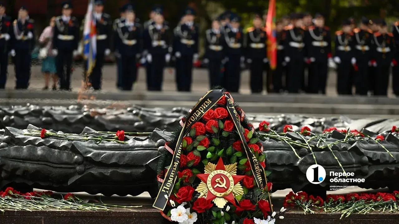 Челябинск Главное Около 80 челябинцев назвали День Победы главным праздником в году Его воспринимают как личное торжество и чаще всего об этом говорят горожане старше 45 лет Особенно челябинцы выделяют общественные акции Бессмертный полк и Георгиевскую ленточку Кстати на втором месте среди любимчиков Новый год а чуть меньше челябинцам нравится Международный женский день Мы в MAX VK Сайт ТГ