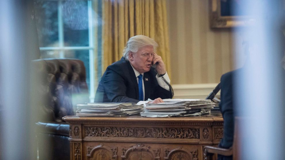 Трамп хочет поговорить сегодня с Путиным по телефону. Перед звонком России угрожают санкциями Президент США Дональд Трамп планирует поговорить сегодня с Владимиром Путиным о войне в Украине. По его словам, речь пойдёт о прекращении «бойни». После этого разговора он намерен связаться с украинским президентом Владимиром Зеленский и партнёрами по НАТО. На этом фоне США и Европа усиливают давление на Кремль. Лидеры Великобритании, США, Германии, Франции и Италии в телефонном разговоре «обсудили применение санкций в случае, если Россия не отнесётся серьёзно к прекращению огня и мирным переговорам», сообщила ночью представитель британского правительства. Согласно данным британского агентства PA, в разговоре приняли участие канцлер Фридрих Мерц, британский премьер-министр Кир Стармер, президент Франции Эммануэль Макрон, Дональд Трамп и премьер-министр Италии Джорджия Мелони. Фото: ABC News