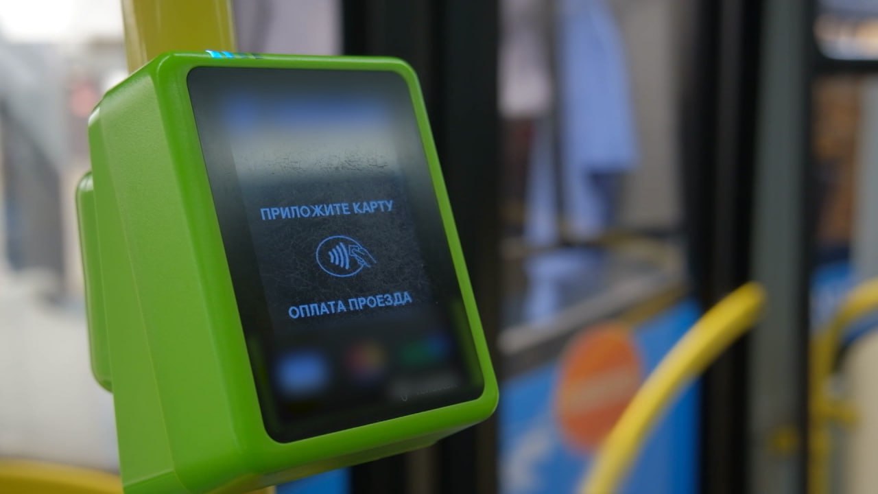 В Башкортостане планируют создать аналог «Карты школьника» для студентов На «Транспортном часе» в Башкортостане обсудили возможность создания аналога «Карты школьника» для студентов межвузовского кампуса Евразийского НОЦ. Инициатива получила поддержку главы республики Радия Хабирова. Министр цифрового развития Геннадий Разумикин сообщил, что с 2019 года в регионе выпущено более 2,5 млн карт «Алга» различных видов. Как утверждает министр, карта «Алга» лидирует по популярности у пассажиров общественного транспорта 46% оплат , опережая банковские карты 25% и другие виды оплаты проезда. «Карта школьника», помимо оплаты проезда, служит пропуском и позволяет оплачивать питание в школьном буфете. Предполагается создание карты с аналогичными функциями для студентов. Также на «Транспортном часе» обсуждались вопросы развития проекта «Городская электричка» и создания новых транспортно-пересадочных узлов в Уфе. Обратная связь Подписаться