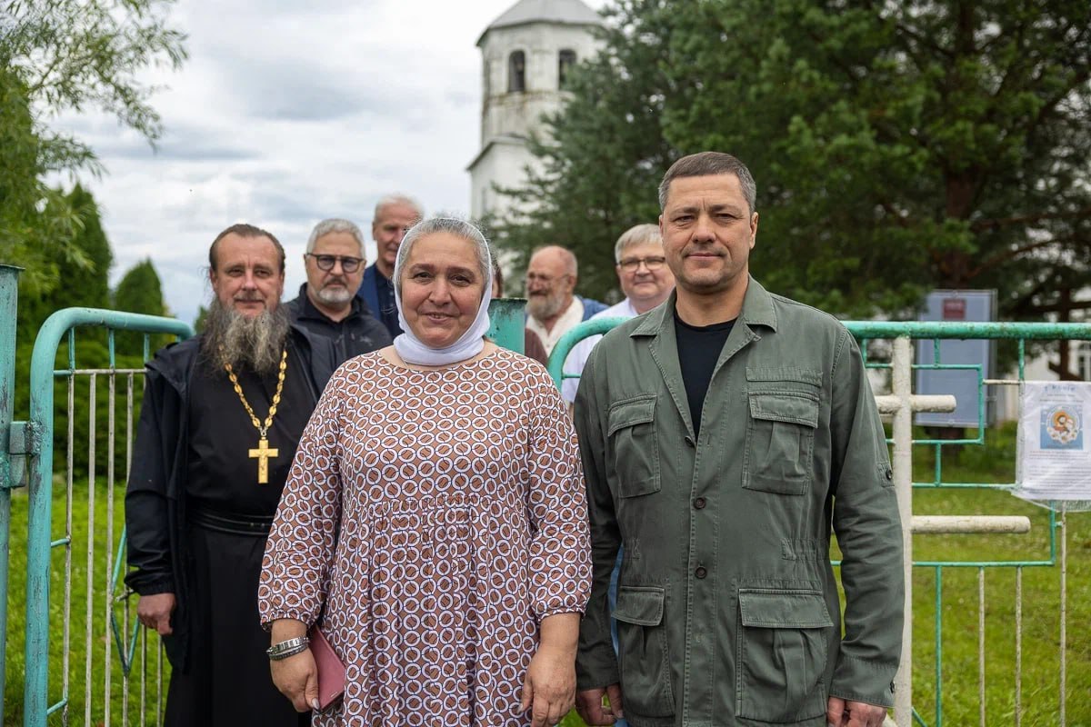 Затем губернатор Михаил Ведерников посетил деревню Клин. Здесь расположен храм Воскресения Христова, построенный ещё в 1733 году. Главе региона рассказали об истории церкви и ее современной жизни. Вместе с руководителем Министерства культурного наследия региона Вадимом Нэдиком, который также присутствовал на площадке, Михаил Ведерников обсудил планы по сохранению храма. Глава региона выразил готовность оказать содействие в переговорах с представителями профильных федеральных ведомств. Затем Губернатор зашел в дом семьи Беллавиных. Деревянное здание построено на фундаменте старого дома, в котором, предположительно, жила семья будущего Патриарха. Патриарх Тихон в миру Василий Беллавин родился в 1865 году в погосте Клин. Окончил Псковскую духовную семинарию, здесь же он принял постриг. В 1917-м году избран патриархом Московским и всея России.