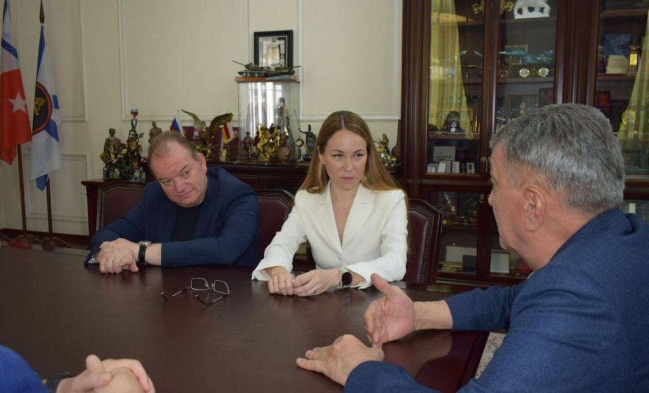 Сергей Меняйло провел рабочую встречу с заместителем министра просвещения РФ Ириной Шварцман, которая в эти дни находится с визитом в Северной Осетии Стороны рассмотрели перспективы дальнейшего развития сферы образования в регионе. Ирина Шварцман обратила внимание на позитивные изменения в развитии системы образования Северной Осетии, отметив заслугу руководства республики в совершенствовании образовательной сферы и решении ключевых проблем отрасли, а также помощь со стороны федеральных властей. Подробнее читайте на нашем сайте. #alaniagov #севернаяосетия #алания #главарсоа