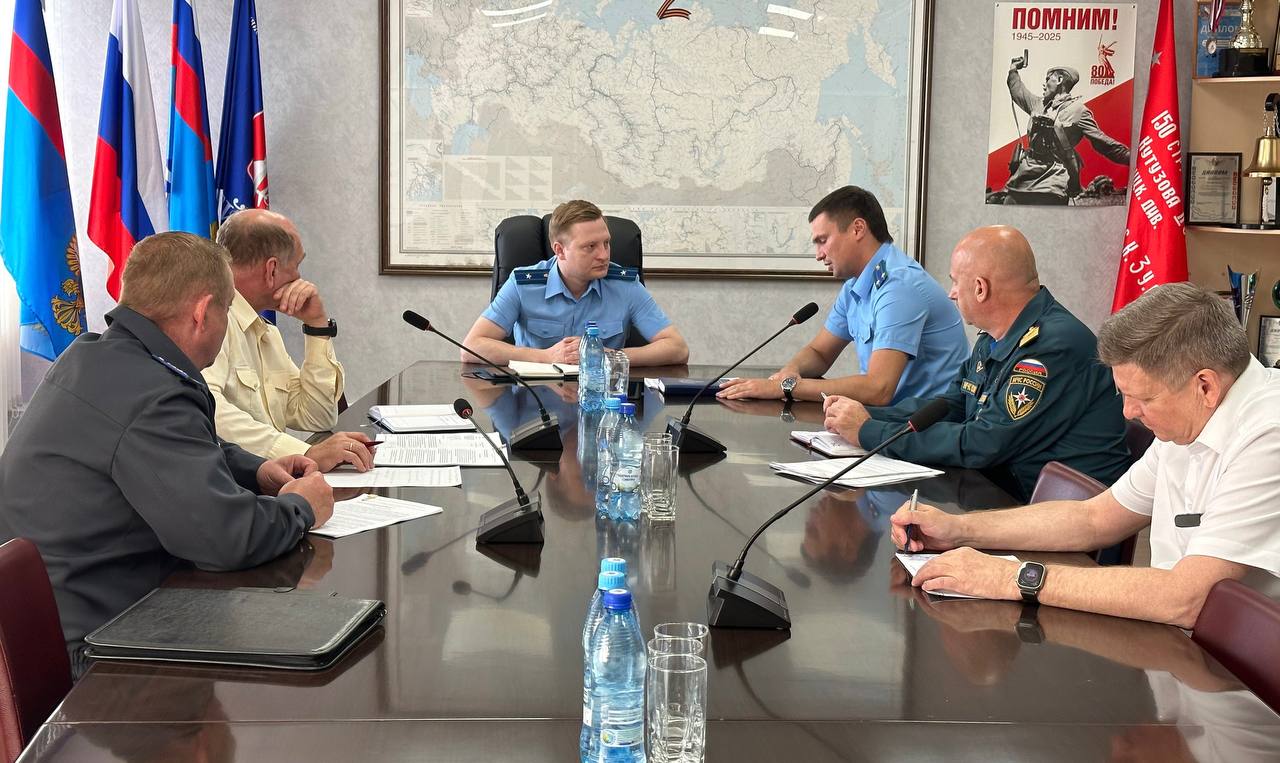 С 1 сентября текущего года вступает в силу Федеральный закон от 03 02 2025 4 ФЗ О безопасности людей на водных объектах которым определены особенности порядка пользования учета освидетельствования и регистрации судов введены основные требования к ледовым переправам наплавным мостам скорректированы полномочия контрольно надзорных органов Красноярский транспортный прокурор Хмелевский Трофим Сергеевич в преддверии начала действия новых требований и правил провел совещание с представителями контролирующих органов В мероприятии приняли участие сотрудники Сибирского ЛУ МВД России Федеральной службы по надзору в сфере транспорта по Сибирскому федеральному округу Государственной инспекции по маломерным судам ГУ МЧС России по Красноярскому краю Енисейского филиала Российского классификационного общества ФБУ Администрация Енисейречтранс Участники обсудили порядок применения новых требований к судовладельцам особенности постановки на учет маломерных и водоизмещающих судов их освидетельствования контроля за эксплуатацией выдачи документов на право управления и лицензирования пассажирских перевозок Затронуты проблемы совершенствования нормативной базы а также необходимости усиления взаимодействия органов контроля и надзора По итогам состоявшегося обсуждения запланированы мероприятия результаты которых взяты на контроль КРАСНОЯРСКИЙКРАЙ ПРАВОВОЕПРОСВЕЩЕНИЕ СОВЕЩАНИЕ