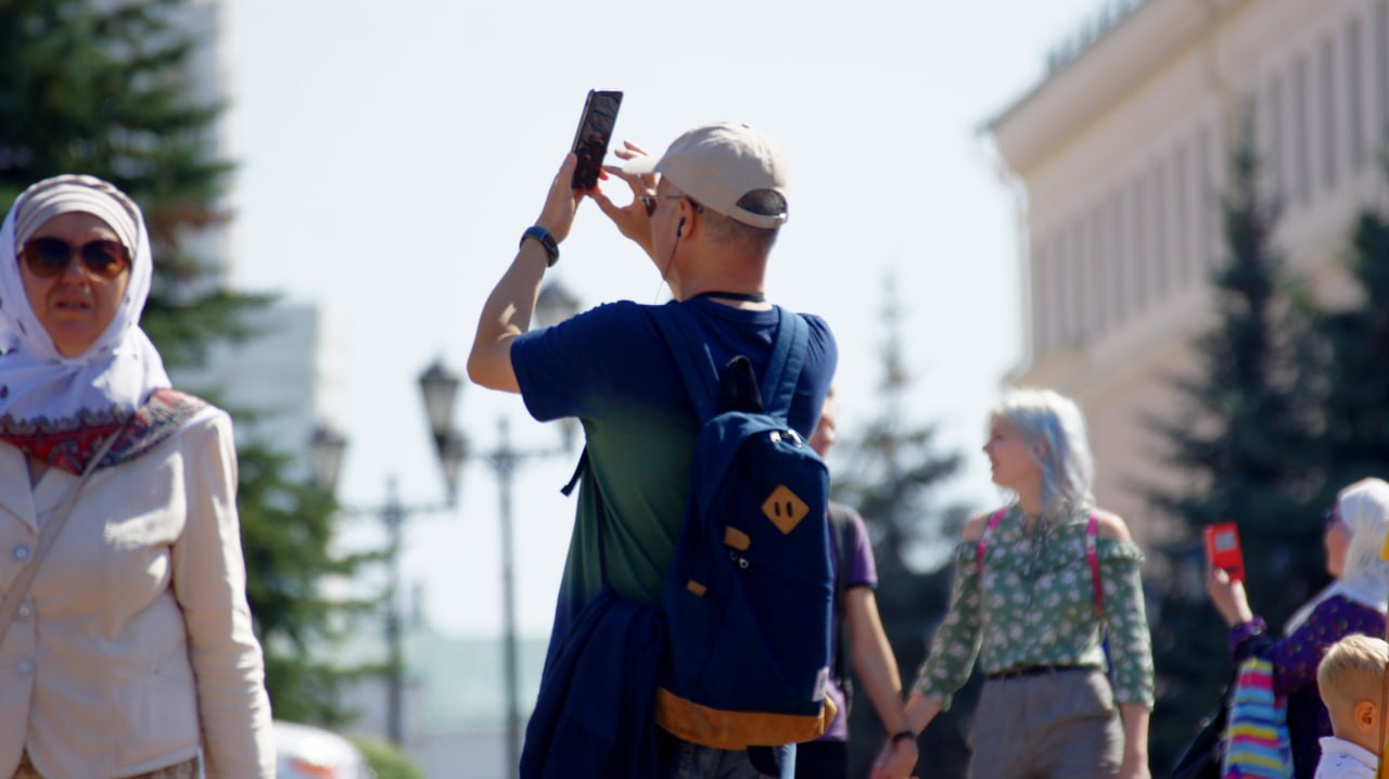 Депутаты Пермской гордумы одобрили введение туристического налога на территории Перми.  Платить налог будут организации и физические лица, оказывающие путешественникам услуги по предоставлению мер временного проживания. Ставка турналога — 1% от общей стоимости проживания в отелях, гостиницах и других подобных заведениях, пишет «Ъ-Прикамье».  Уплачивать сбор не будут льготные категории граждан, жители Прикамья с регистрацией на территории региона, дети и подростки, а также лица, имеющие временную прописку по месту пребывания.  За инициативу проголосовали 22 депутата, еще восемь воздержались.