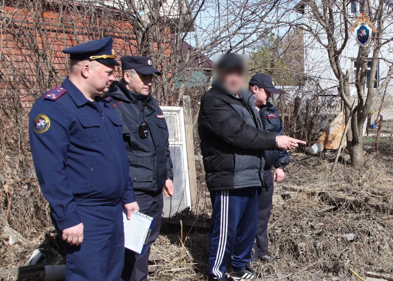 В Оренбургской области сотрудники полиции раскрыли серию убийств, совершённых в 2004 и 2008 годах. По версии следствия, местный житель "заказал" свою жену и любовницу. Вервое преступление произошло в посёлке Ростоши, где во дворе одного из домов был найден труп 46-летней женщины с признаками насильственной смерти — ее забили металлической трубой. Спустя четыре года в дачном домике была обнаружена мертвой еще одна женщина того же возраста, также с признаками насильственной смерти. В обоих случаях было возбуждено уголовное дело, но виновников найти не удалось. Несмотря на это, следствие продолжалось долгие годы и наконец дало результат. В феврале 2025 года, анализируя материалы дел и оперативные данные, следствие пришло к выводу, что убийства могут быть связаны между собой. Под подозрение попал один человек – супруг первой жертвы, который, как позже выяснилось, состоял в близких отношениях со второй жертвой. В ходе расследования установлено, что мужчина организовал убийство своей первой жены после угроз с ее стороны по поводу развода и раздела имущества. Он нанял исполнителя, который напал на женщину возле дома. Заказчик действовал не в одиночку — его поддерживала любовница. Спустя четыре года мужчина расправился и со своей напарницей. Женщина начала угрожать ему обо всем рассказать, что побудило его организовать новое убийство. В этот раз для исполнения задуманного снова привлекли тех же лиц. Исполнитель проник в дачный дом, где находилась жертва, и жестоко убил ее ударами трубы и ножа. УМВД России по Оренбургской области Как в Волгу глядели
