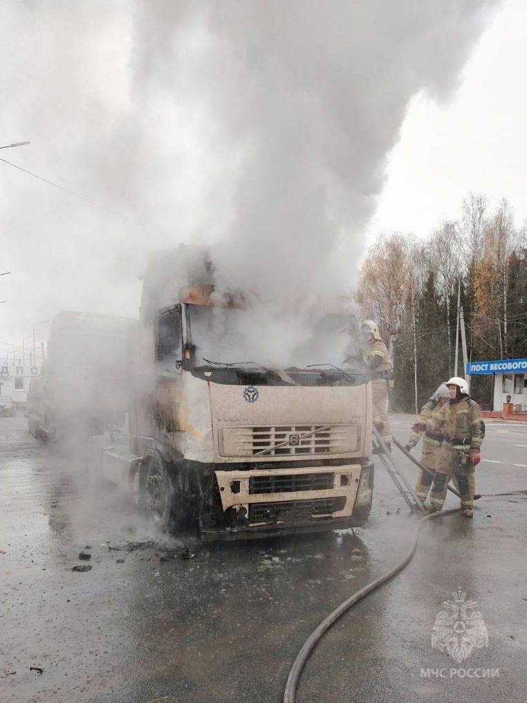 В Кировской области на стоянке загорелся грузовик  ЧП произошло на 15 километре автодороги «Вятка».  «Вероятная причина пожара - неисправность портативной газовой плитки. По словам водителя, вспышка произошла, когда он зажег газ», - уточнил дознаватель отдела надзорной деятельности и профилактической работы МЧС России по городу Кирову Даниил Коломейко.   Огонь на 4 квадратах оперативно потушили 6 специалистов и 2 единицы техники МЧС России. Пострадавших нет. Груз в полуприцепе не поврежден.