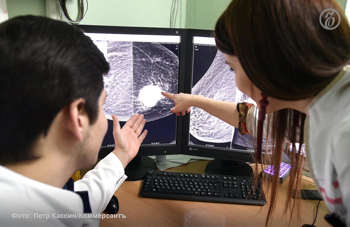 Заболеваемость раком молочной железы с 2015 года выросла более чем на четверть следует из свежего сборника Росстата Здравоохранение в России Показатели заболеваемости раком шейки и тела матки выросли с 41 2 тыс до 45 6 тыс а раком яичника с 14 тыс до 14 3 тыс случаев Относительный показатель распространенности онкологических заболеваний вырос с 405 03 до 481 49 случая на 100 тыс женщин В медучреждениях Минздрава тенденцию объясняют улучшением выявляемости онкологических заболеваний активным вовлечением женщин в программы обследования и общим старением населения Впрочем врачи отмечают что рак все чаще диагностируют у женщин младше 40 лет Подписывайтесь на Ъ в Telegram в MAX Оставляйте бусты