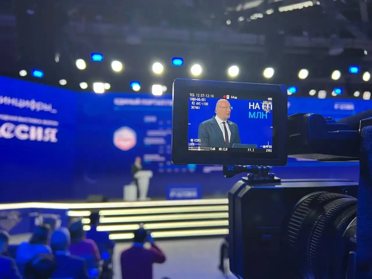Дмитрий Чернышенко поздравил коллектив телеканала Россия 1 с 35 летием с начала информационного вещания Вице премьер Дмитрий Чернышенко отметил что телеканал является лидером отечественного телеэфира и одним из самых популярных в России Ежедневно его смотрят десятки миллионов людей по всей стране от Калининграда до Сахалина а также зрители за рубежом Ваши опытные и талантливые корреспонденты всегда остаются в центре главных российских и мировых новостей рассказывают о них максимально оперативно и достоверно подчеркнул он Дмитрий Чернышенко добавил что неизменным интересом у аудитории пользуются развлекательные документальные и научно популярные программы художественные фильмы и сериалы России 1 Принципиально важно что большое внимание вы уделяете сохранению и укреплению наших традиционных духовно нравственных ценностей утвержденных указом Президента Владимира Владимировича Путина даете молодому поколению верные ориентиры воспитываете патриотизм и любовь к Родине Друзья Желаю вам благополучия творческих успехов новых ярких проектов и как можно больше преданных зрителей С юбилеем поздравил вице премьер Подписаться на Правительство России в MAКС