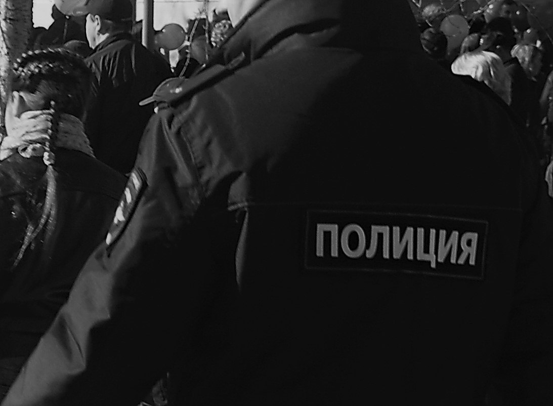 Бывший полицейский из НАО обвиняется в хищении миллионов рублей Прокуратура Архангельской области и Ненецкого автономного округа утвердила обвинительное заключение по уголовному делу о мошенничестве в особо крупном размере Версия следствия такова В июне 2023 года страж порядка изготовил подложную справку по неиспользованным им отпускам завысив себе количество подлежащих компенсации неиспользованных дней отпуска и при переводе на должность в Ненецкий автономный округ предоставил её для приобщения к своему личному делу В ноябре 2024 года подал рапорт на увольнение из органов внутренних дел с выплатой ему компенсации за неиспользованный отпуск В декабре 2024 года в связи с выходом на пенсию был уволен с выплатой денежной компенсации за неиспользованный отпуск в размере 4 2 млн рублей из которых 2 3 млн рублей выплачены ему необоснованно