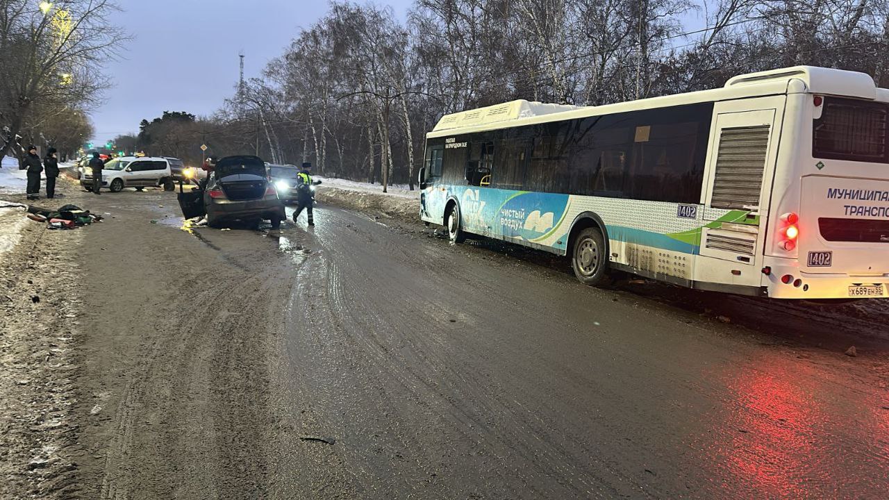 Сегодня утром в районе перекрестка проспект Королева и улица 3-я Дунайская произошло страшное ДТП.   Как рассказали   в пресс-службе ГИБДД, 41-летний мужчина за рулем «Хендай Солярис» выехал на встречку. Там он врезался в «Ладу Ларгус» и в пассажирский автобус «ЛиАЗ», ехавший по маршруту № 103.   Омич, управлявший «Хендай», скончался на месте еще до приезда медиков. В салоне автобуса в момент аварии находилось 40 человек, из них никто не пострадал.  Фото и видео: пресс-служба ГИБДД