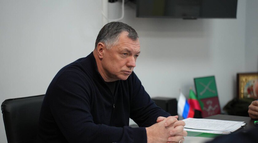 В Правительстве рассказали о восстановлении спортивной инфраструктуры в воссоединенных регионах Спортивная инфраструктура исторических регионов активно восстанавливается и развивается: строители завершили капитальный ремонт еще трех объектов: здания бассейна детско-юношеской спортивной школы в Первомайске ЛНР, а также шахматных школ в Мелитополе Запорожской области и Геническе Херсонской области, сообщил зампредседателя Правительства Марат Хуснуллин. «Все больше и больше людей в новых регионах вовлечены в спорт, что позволяет стройкомплексу дальше восстанавливать и развивать необходимую инфраструктуру, столь важную для поддержания здорового образа жизни. Так, в Первомайске завершено восстановление единственного в городе бассейна, где также внутри и снаружи здания отреставрировали керамические мозаики. А в Геническе и Мелитополе специалисты отремонтировали сразу две шахматные школы», — рассказал Марат Хуснуллин. Фото: Телеграм-канал Марата Хуснуллина Читать полностью