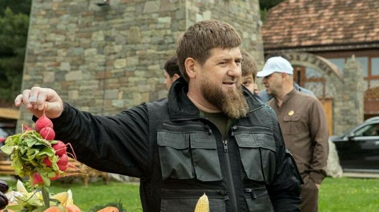 Кадыров получил новую медаль теперь за развитие фермеров Рамзану Кадырову вручили медаль За вклад в развитие фермерского движения в России передает ArbatMedia Глава Чечни получил награду I степени это высшая степень отличия Ассоциации крестьянских фермерских хозяйств и сельскохозяйственных кооперативов России Церемония прошла во Дворце торжеств имени Дагуна Омаева в Грозном Награду Кадырову вручили в рамках мероприятия посвящённого чествованию работников агропромышленного комплекса региона Прислать новость