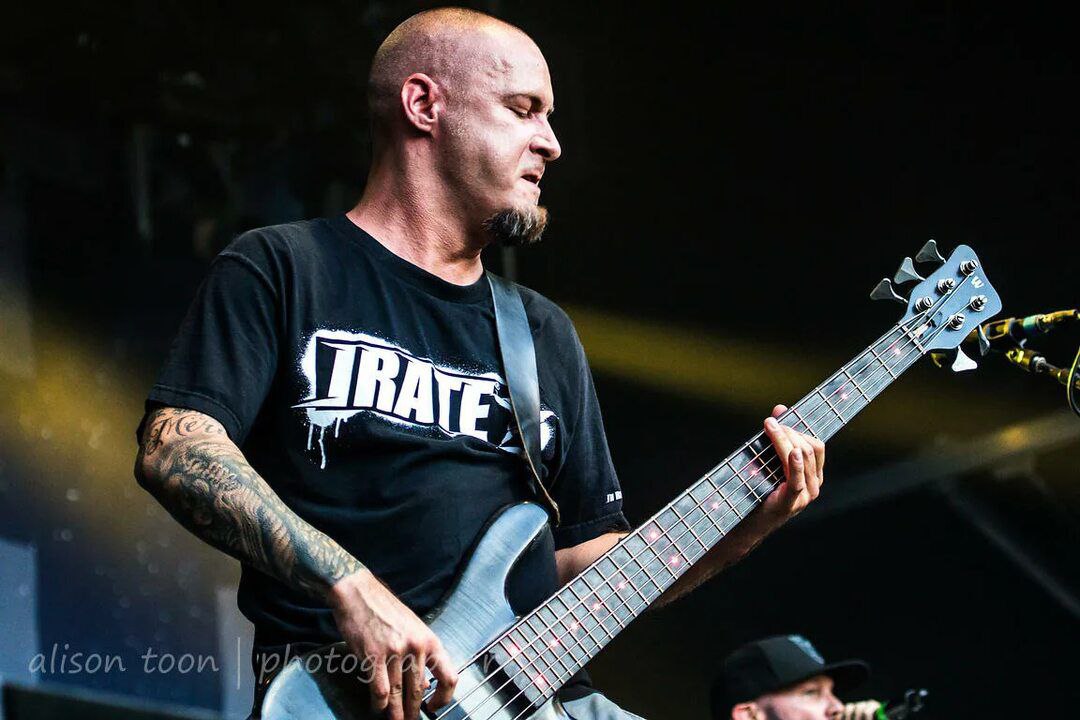 Умер член легендарной группы Limp Bizkit бас гитарист Сэм Риверс Ему было всего 48 лет Сэм Риверс был одним из основателей Limp Bizkit его смерть подтвердили члены группы Ранее музыкант имел серьёзные проблемы со здоровьем даже перенëс трансплантацию печени но все равно вернулся к музыке Риверс участвовал в записи таких хитов как Behind Blue Eyes Take a Look Around и других Точная причина смерти пока выясняется Сэм Риверс был не только нашим басистом он был чистой магией Пульс под каждой песней спокойствие в хаосе душа в звучании Покойся брат Твоя музыка никогда не заканчивается написано в сообщении группы в соцсетях Присоединяйся к нам в MAX max ru shot